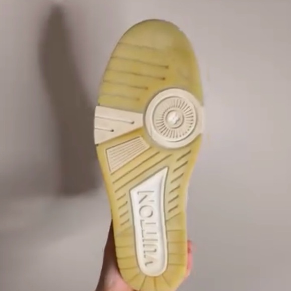 Louis Vuitton - Picture 3 of 3